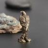 Латунная статуя орла, винтажная миниатюрная статуя с имитацией животного, офисный стол, творческий индивидуальный декор, аксессуары для украшения дома