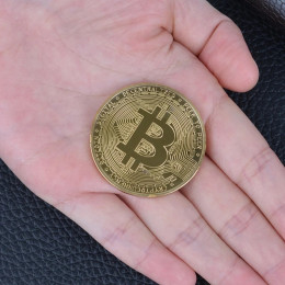 Сувенирная монета биткоин