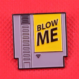 Эмалированная брошь-картридж для Nintendo Blow Me, брошь в стиле ретро, значок для видеоигр, Забавный саркастический подарок, аксессуары для мужчин и женщин